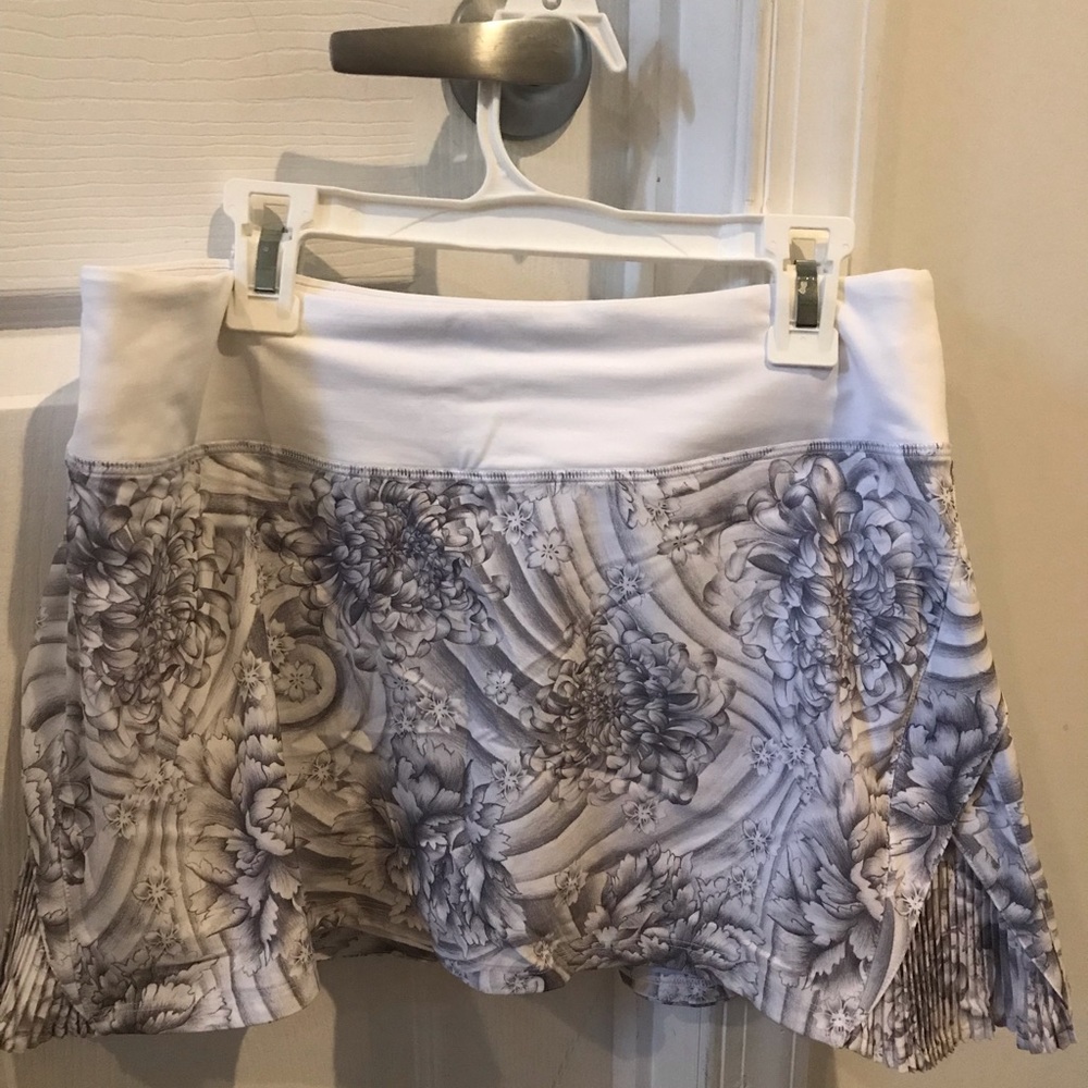Lululemon pleated skirt size 6 new without tags